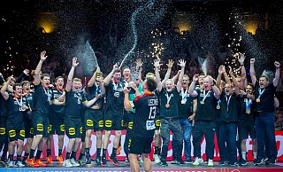 Deutschlands U21-Handballer feiern den WM-Sieg in Berlin. - Sascha Klahn/dpa