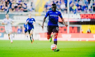 SCP-Linksverteidiger Jamilu Collins hat seine Gelb-Rot-Sperre abgesessen und wäre am Freitag gegen Regensburg wieder einsatzbereit. - Besim Mazhiqi