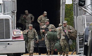 Mitglieder der Nationalgarde aus Texas sind in Illinois angekommen. - Erin Hooley/AP/dpa