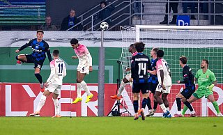 Stefano Marino (l.) köpft nach einer Paderborner Ecke den Ausgleich zum 1:1 im Pokalspiel gegen Bayer Leverkusen. - David Inderlied/dpa Stefano Marino (l.) köpft nach einer Paderborner Ecke den Ausgleich zum 1:1 im Pokalspiel gegen Bayer Leverkusen. - David Inderlied/dpa