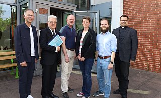 Zum Hövelhofer Vordenkerteam gehören (v. l.) Gemeindereferent Bertold Filthaut, Pfarrer Ulrich Richter, Kirchenvorstandsmitglied Michael Fortströer, Presbyterin Yvonne Bertl, Presbyter Julian Erber und der Pastoralverbundleiter Manuel Klashörster. - Regina Brucksch