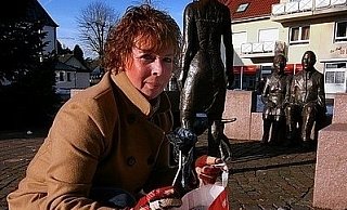 NW-Redakteurin Sabine Kubendorff schützt sich mit waschmaschinentauglichen Handschuhen und bugsiert mit Hilfe eines Stöckchens den Müll in die NW-Papiertüte. Gerade hat sie einen schlabberigen Gummihandschuh aufgespießt. - FOTO: GUNTER HELD