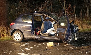 Der 25-Jährige saß in diesem Peugeot neben einem Mann aus Serbien, der im Krankenhaus verstarb. - Nonstopnews