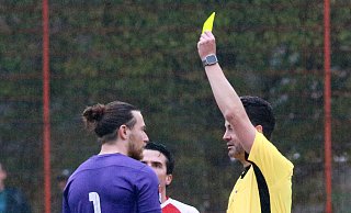 Schiri Dennis Kandziora gibt Gelb gegen FCO-Keeper Mirko Göhner. - Ingo Büchel
