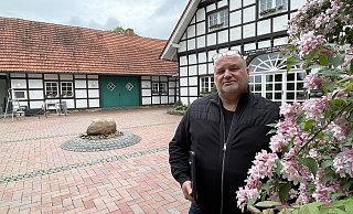 Aus dem Stein in der Mitte des Platzes wird bald wieder Wasser sprudeln. Drumherum werden dann vor dem schönen Fachwerk Stühle und Tische stehen. Jarek Ciszewski bereitet alles für die Wiedereröffnung der Gastronomie vor. - Tasja Klusmeyer