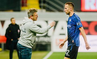 SCP-Coach Lukas Kwasniok freut sich, dass Marco Stiepermann nach seiner Meniskus-OP wieder auf dem Platz steht. - Besim Mazhiqi