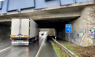 Nicht sehr einladend für Radfahrer ist die Passage an der A30 und ihrer Brücke. Dort ist auf beiden Seiten noch Platz für Verbreiterung und einen Radweg. - Alexander Jenniches