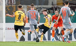 Julius Kade behält in der 88. Minute frei vor SCP-Torhüter Jannik Huth die Nerven und erzielt den 2:1-Siegtreffer für Dresden. - imago images/Jan Huebner