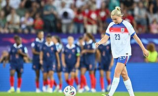 Titelverteidiger England um Stürmerin Alessia Russo legt einen Fehlstart hin. - Sebastian Gollnow/dpa