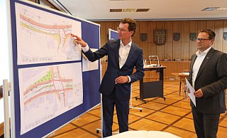 Verkehrsminister Hendrik Wüst wirft mit Bürgermeister Lars Bökenkröger einen Blick auf die Pläne für den Radschnellweg. - Nicole Sielermann
