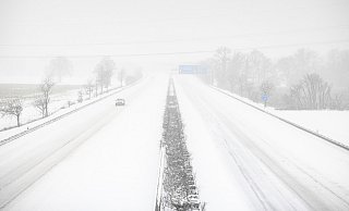 Ein Auto fährt über die völlig zugeschneite Autobahn 2 am Sonntag bei Rheda-Wiedenbrück. - picture alliance/dpa