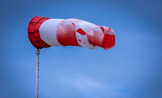 Achtung stürmische Böen im Anflug. Gartenmöbel, Blumenkästen und Co. werden jetzt besser schnell noch gesichert. - Jens Büttner/dpa
