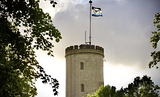 Schwarz-weiß-blau statt rot-weiß. Die Sparrenburg ist bereit für das Pokalfinale. - Mike-Dennis Müller Schwarz-weiß-blau statt rot-weiß. Die Sparrenburg ist bereit für das Pokalfinale. - Mike-Dennis Müller