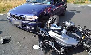 Zusammenstoß: Auf der Kreuzung An der Lehmkuhle/Kaiserstraße kollidierte ein Auto mit einem Motorrad. Der Zweiradfahrer erlitt dabei schwere Verletzungen. - Polizei Herford