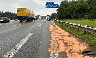 Während des Berufsverkehrs strandete dieser Lkw auf der A2 bei Bielefeld mit aufgerissenem Tank. - Barbara Franke Während des Berufsverkehrs strandete dieser Lkw auf der A2 bei Bielefeld mit aufgerissenem Tank. - Barbara Franke