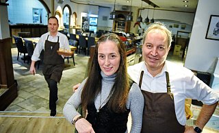 Hülya und Mario Amato sind zufrieden mit dem Neustart ihres renovierten Restaurants. Wieder dabei auch Claudio Serafino, der Kellner (l.). - Barbara Franke