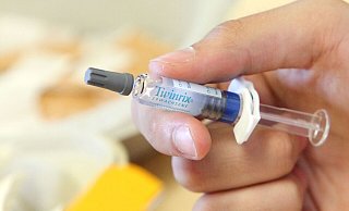 Doppelter Schutz: Es gibt Kombi-Impfstoffe, die vor Hepatitis A und B schützen. - Bodo Marks/dpa