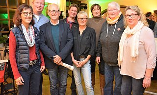 Engagiert: Juliane Brauckmann, Philipp Ashton, Bruno Reinke, Carsten Seichter, Helga Oekenpöhler, Kristin Trede, Gisela Dreismickenbecker und Gaby Irrgang (v. l.) lassen die vergangenen 30 Jahren mit ihren Gästen Revue passieren. - Karin Prignitz