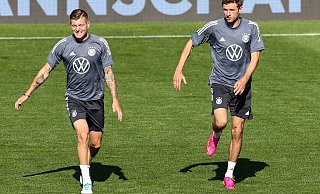 Wieder dabei: Toni Kroos (l) und Thomas Müller in Aktion. - Foto: Christian Charisius/dpa