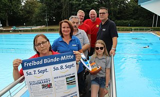 Volles Programm zum Abschied: Zum letzten Wochenende im Freibad Bünde laden ein Badebetriebsleiterin Kerstin Lech (vorne l.), Sandra Struckmeyer, Marketingmanagerin bei Revell, Gerd und Jasmin Siegmann von den Schiffsmodellfreunden Hückermoor, Markus Vogt von Revell und die Schwimmmeister Benny Mettenbrink und Holger Sundhaupt - Jan-Henrik Gerdener