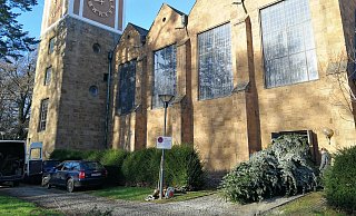 Der Weihnachtsbaum für die Auferstehungskirche klemmt. Mit vereinten Kräften ziehen und schieben die Kirchenmitarbeiter die sechs Meter hohe Nordmanntanne durch den Seiteneingang. - Ulf Hanke