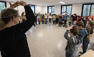 Viel Raum für Musik und Bewegung: Die Drittklässler mit Musiklehrerin Dagmar Strate beim Unterricht im Gemeindehaus. - Jörg Dieckmann