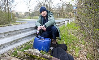 Die Brücke Am Schießstand ist ein Hotspot für Müll - der auch stark umweltgefährdend ist wie dieser 20-Liter-Kanister voll mit Altöl, den Thomas Winkenjohann in der Böschung entdeckt hat. - Jörg Dieckmann