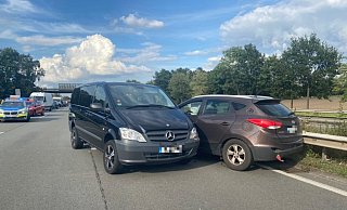 Bei dem Unfall auf der A2 bei Herford wurden mehrere Fahrzeuge beschädigt - darunter auch ein Pferdeanhänger. - Charlotte Mahncke