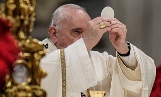 Papst Franziskus hält die Heiligabendmesse im Petersdom im Vatikan. - Foto: Alessandra Tarantino/AP/dpa