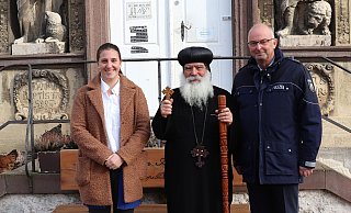 Der KIA-Kontaktbeamte Klaus Geiser (rechts), und die Extremismusbeauftrage der Kreispolizeibehörde Höxter, Franziska Seck, wurden von Bischof Damian im koptischen Kloster Brenkhausen empfangen. - Polizei Höxter