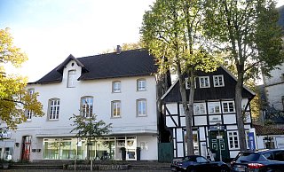 Die Immobilie Bahnhofstraße 1, in der sich die SB-Filiale der Deutschen Bank, eine Zahnarztpraxis sowie drei Mietwohnungen befinden, sucht einen neuen Besitzer. - Nicole Donath