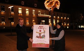 Bürgermeister Ulrich Lange und Asli Noyan, Leiterin des Stadtmarketings, werben für die erste Wichtel-Weihnacht in Bad Lippspringe. Das ist aber nur ein Teil des großen Weihnachtsprogramms. - Klaus Karenfeld