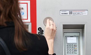 Symbolbild: Ein Reisender steht vor einem Fahrkartenautomaten. - Verwendung weltweit