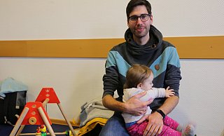 Tim Gebert (30) mit der kleinen Ida, die noch nicht ganz ein Jahr alt ist. - Lena Kley