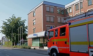 Einsatzfahrzeuge sind an der Riemekestraße in Bereitstellung gegangen. - Ralph Meyer