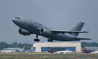 Ein Airbus A310 MedEvac der Bundeswehr startet auf dem Flughafen Köln Bonn. - Foto: Henning Kaiser/dpa