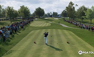 Abschlag zum neuen Golf-Videospiel von EA Sports, während Zuschauerinnen und Zuschauer den Golfplatz säumen und wir hoffen, dass unser Ball nicht in einem der Sandbunker landet. - EA Sports