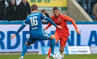 Paderborns Koen Kostons (rechts) geht künftig in Belgien auf Torjagd. - imago images