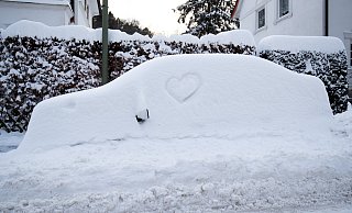 Auch am Mittwoch lagen in Bielefeld noch Autos unter einer dicken Schneedecke. - picture alliance/dpa