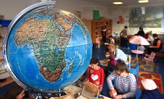 Die Welt im Blick: Auch im Kindergarten geht es schon um Integration und das Zusammenleben von Menschen mit und ohne Migrationshintergrund. - Archivfoto: dpa