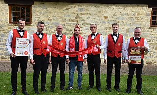 Der FCC-Vorstand mit dem amtierenden Prinzen (v. l.) Josef Scheffler, Matthias Stork, Franz Reutter, FCC-Prinz Kevin Schweins, Uwe Feddermann, Matthias Trusch und Matthias Mause freuen sich auf den Karnevals-Auftakt am 11.11. um 11.11 Uhr auf der Freitreppe des Patrimonialgerichts zu Fürstenberg. - Brigitta Wieskotten