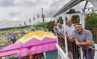 Die Schausteller Dennis Hartmann (von hinten), Andy Kohlwes, David Lüdtke, Bethel Thelen und Hans-Otto Bröckling. - Niklas Tüns