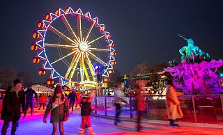 Zahlreiche Menschen fahren mit ihren Schlittschuhen auf einer Eisfläche auf dem Weihnachtsmarkt «Berliner Weihnachtszeit» am Roten Rathaus. - Monika Skolimowska/dpa