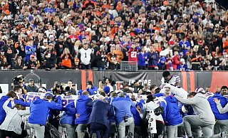Das Team der Buffalo Bills betet für Damar Hamlin. - Joshua A. Bickel/AP/dpa