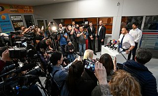 Innenminister Matus Sutaj Estok informiert auf einer Pressekonferenz. Das Attentat auf Fico hat nach Einschätzung der Regierung ein «klar politisches Motiv». - Denes Erdos/AP/dpa