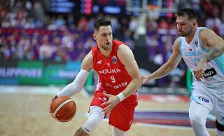 Die Polen brachten Luka Doncic (r) in Bedrängnis. - Mateusz Birecki/ZUMA Press Wire/dpa