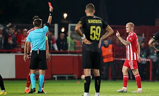 Schiedsrichter Serhiy Boiko zeigt dem Ex-Paderborner Sven Michel (r.) die Rote Karte, nachdem er sich das Foul des Union-Akteurs noch einmal auf dem TV-Monitor angeschaut hatte. - picture alliance