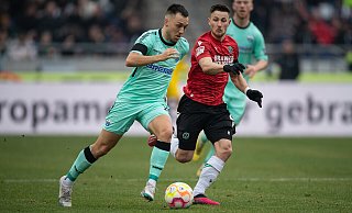 Beim 4:3 in Hannover hatte sich Julian Justvan (l.), hier gegen 96-Akteur Enzo Leopold, einen Ballverlust vor dem 0:1 geleistet. Dann aber war der SCP-Edeltechniker einer der Garanten für den Auswärtssieg. - picture alliance/dpa