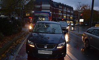 Der 13-Jährige wurde auf die Motorhaube und die Windschutzscheibe geschleudert. - Polizei Herford