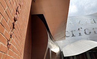 Beschädigt: Ein senkrechter Riss klafft in der Fassade des Gehry-Baus an der Goebenstraße. - Frank-Michael Kiel-Steinkamp